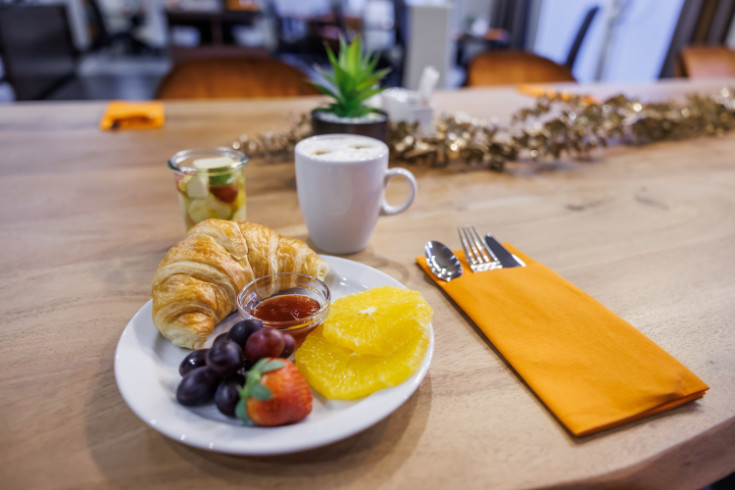 Kleines Frühstück mit Croissant, Kaffee und Obst