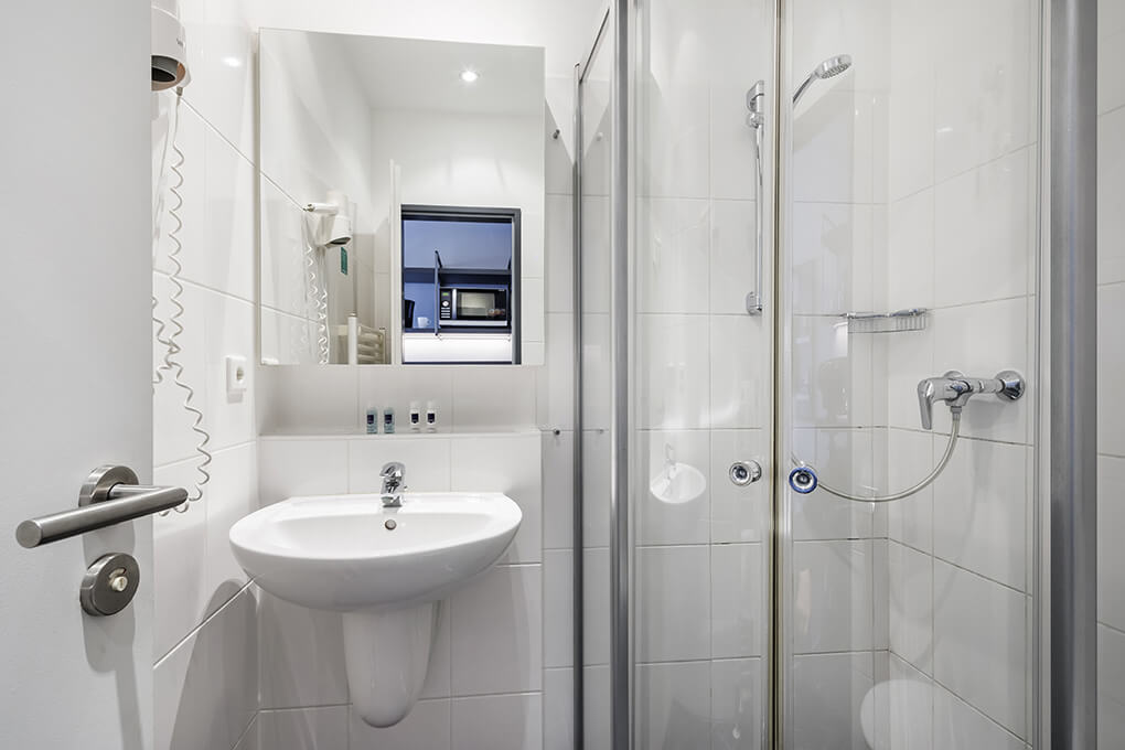 Badezimmeransicht im Einzelzimmer des Hotel Lützow in Berlin-Tiergarten