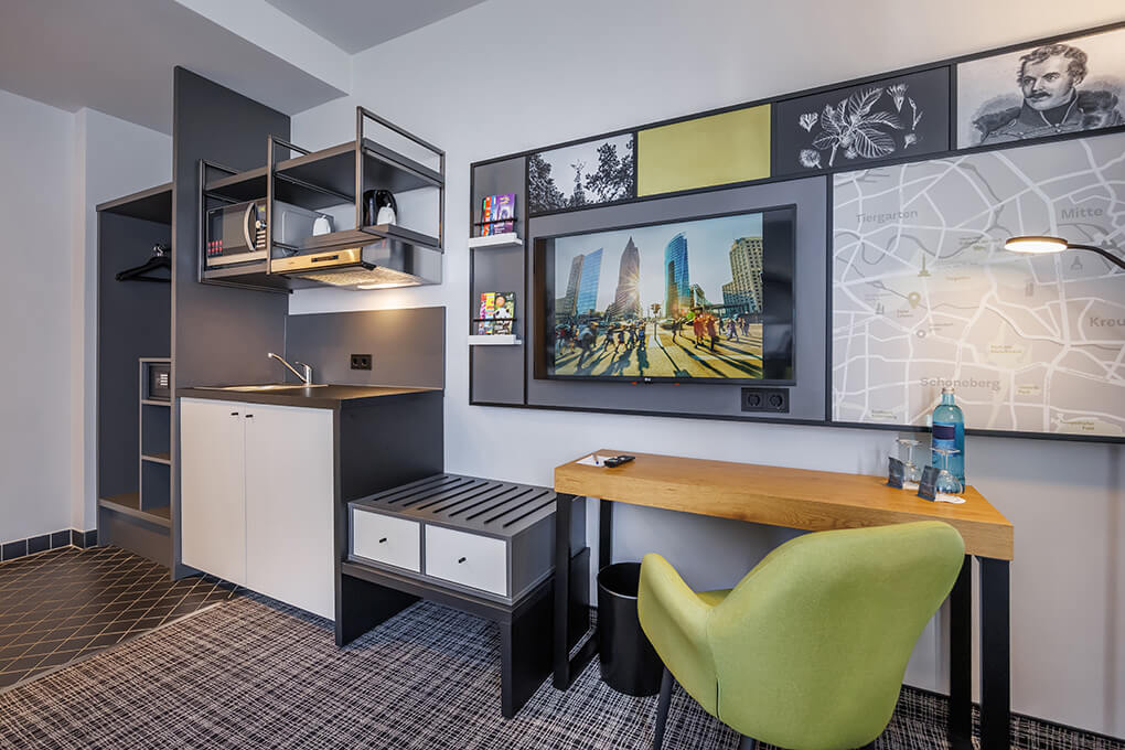Küche und TV-Bereich in einem Hotel Einzelzimmer in Berlin-Tiergarten