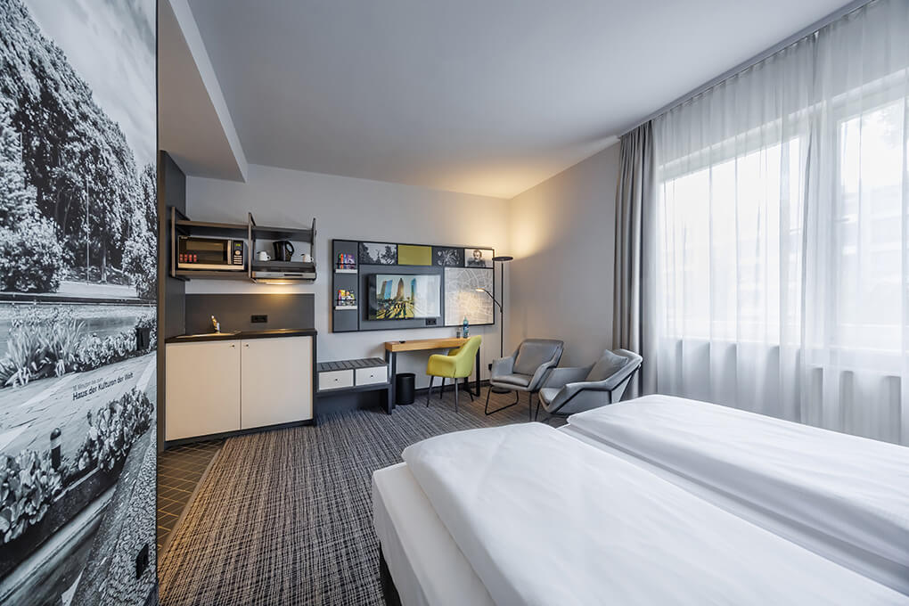 Modernes Zweibettzimmer mit Kitchenette und TV in Berlin Tiergarten
