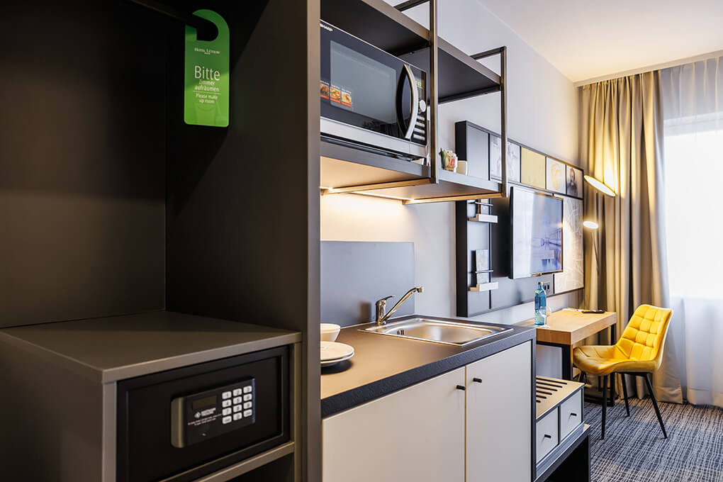 Gemütliche Kitchenette im Zimmer mit zwei Betten in Berlin