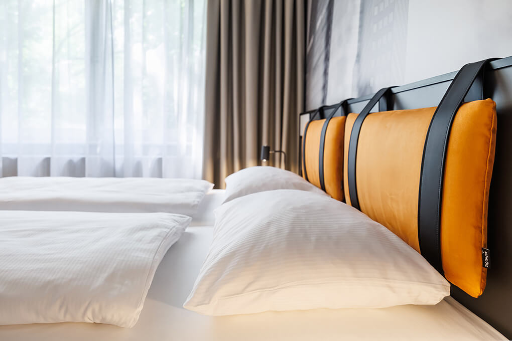 Großansicht des Bettes im Zweibettzimmer des Hotel Lützow