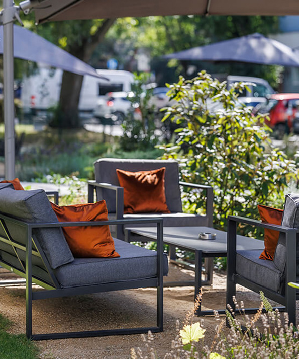 Loungebereich im Garten des Hotel Lützow in Berlin Loungebereich im Garten des Hotel Lützow in Berlin