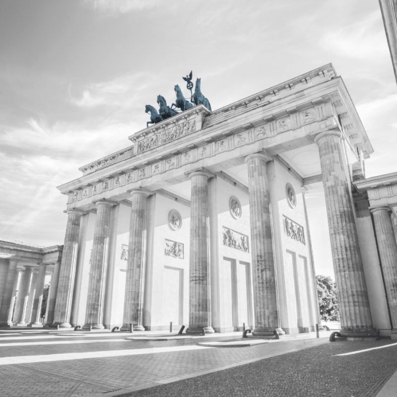 Schwarz-Weiß-Bild vom Brandenburger Tor unweit von Hotels in Berliner Citylage