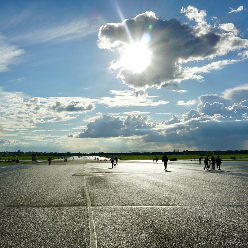Tempelhofer Feld bei Sonnenschein – grünes Highlight Ihres Berlin-Citytrips