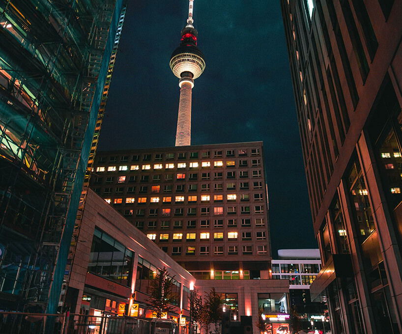 Berliner Fernsehturm bei Nacht – Hotel Lützow idealer Standort für Städtereisen