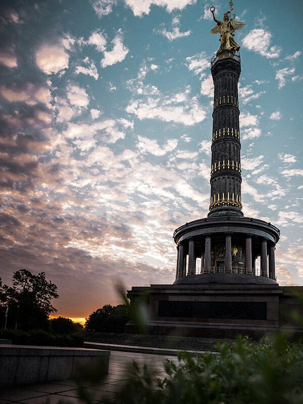 Schäfchenwolken über der Goldelse in Berlin