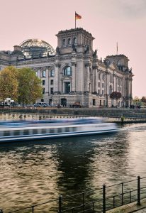 Berliner Regierungsviertel mit Spree – perfekt erreichbar für Wochenende in Berlin Hotel