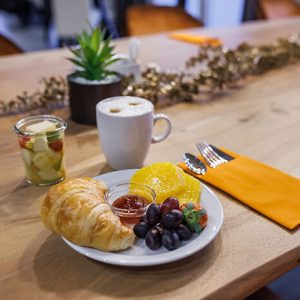 Frisches Croissant und Kaffee beim Frühstück – Hotel für Berlin-Wochenende